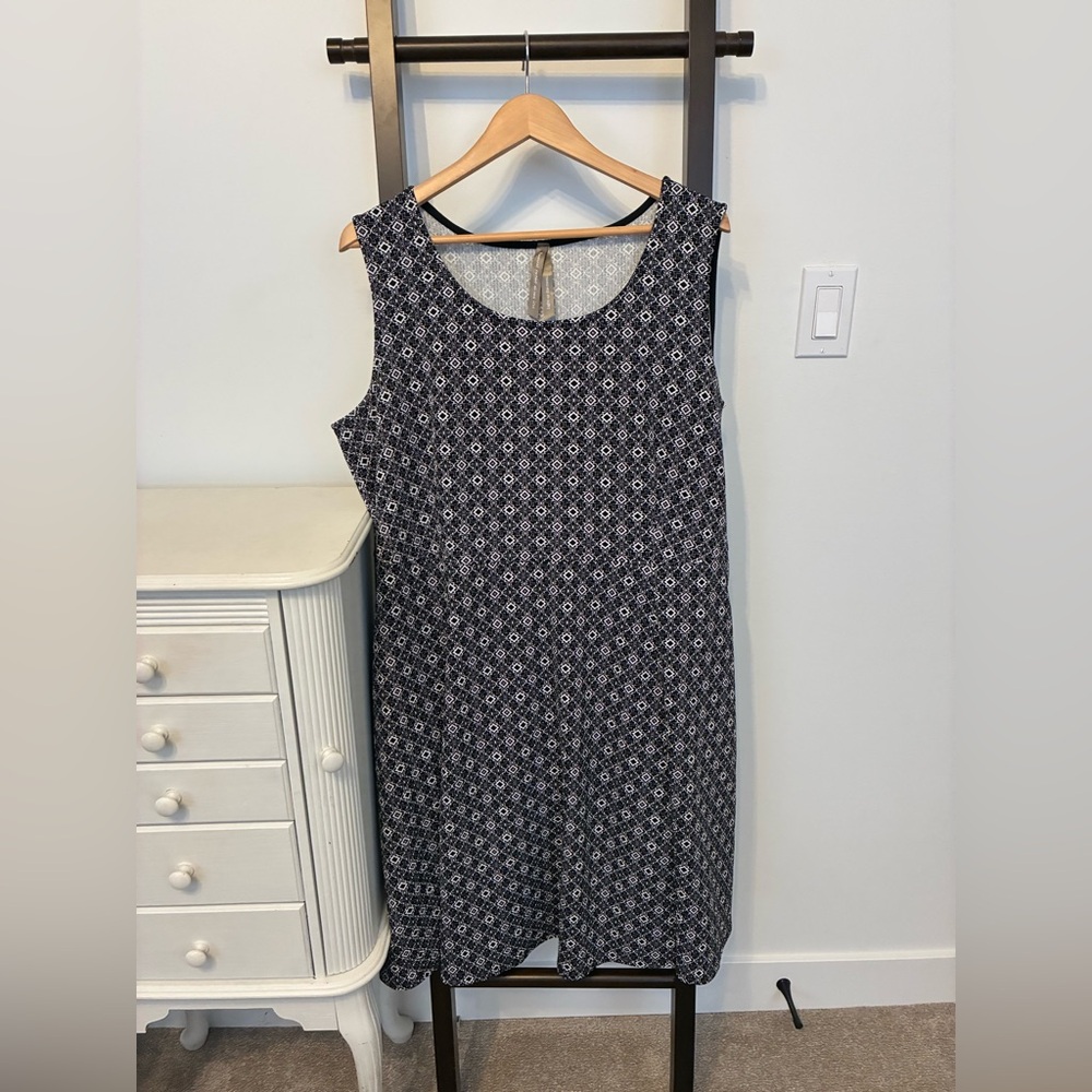 1X penningtons Sleeveless Black and White Patterned Dress with pockets!!! 💛